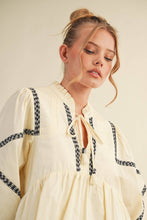Load image into Gallery viewer, Egg Shell Embroidery Trim Blouse