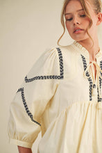 Load image into Gallery viewer, Egg Shell Embroidery Trim Blouse