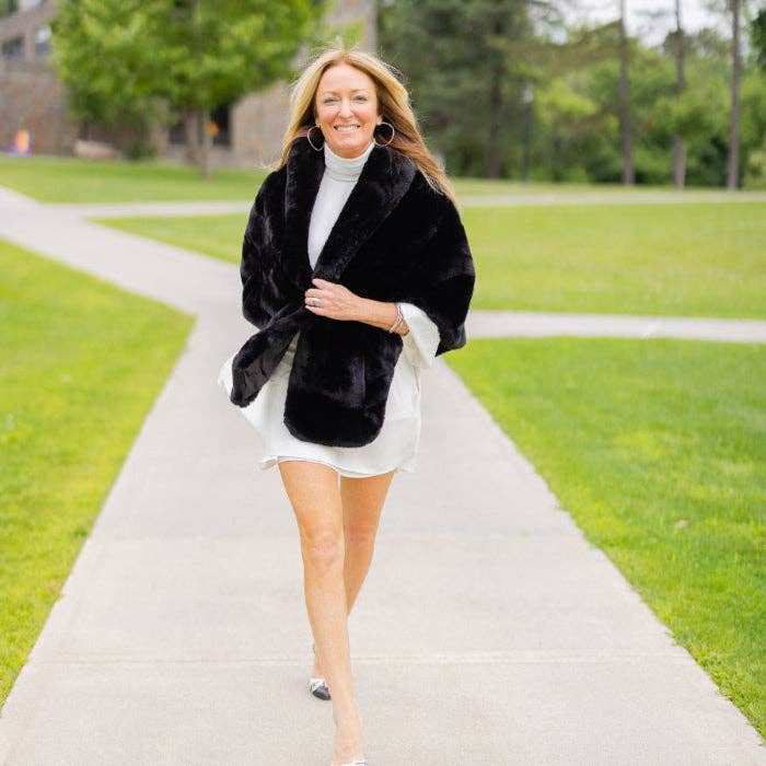 Collins Capelet: Black