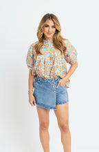 Load image into Gallery viewer, Lavender Floral Button Pleat Top

